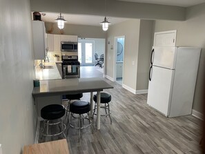 Frigorífico, microondas, horno y placa de cocina