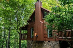 Exterior - Luxurious Tiny Cabin|1mi PKWY|HOT TUB (Pigeon Forge)