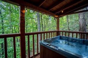 Outdoor spa tub - Luxurious Tiny Cabin|1mi PKWY|HOT TUB (Pigeon Forge)