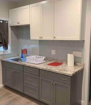 Réfrigérateur, micro-ondes, plaque de cuisson, cafetière/bouilloire