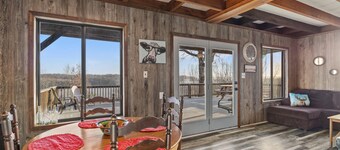 Peaceful cabin with a lovely view of the TN river---the PERFECT weekend getaway!