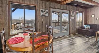 Peaceful cabin with a lovely view of the TN river---the PERFECT weekend getaway!
