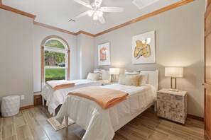 5 chambres, fer et planche à repasser, lit de bébé portatif