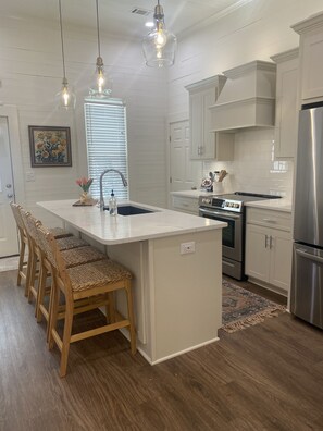 Fridge, microwave, oven, stovetop - Charming Retreat just 3 miles from the University Of Alabama (Northport)
