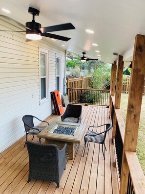 Terrace/patio - Charming Retreat just 3 miles from the University Of Alabama (Northport)