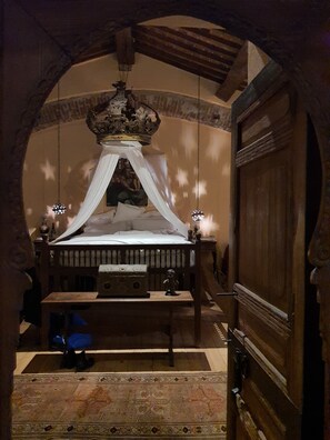 3 bedrooms, desk, iron/ironing board, travel crib