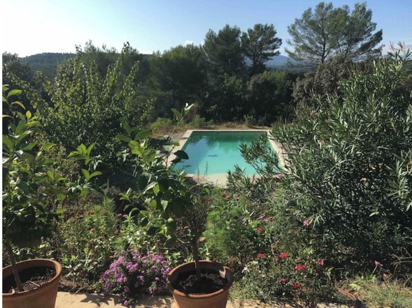 Una piscina al aire libre