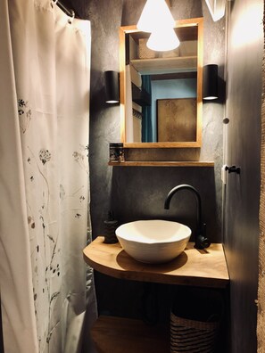 Shower, hair dryer, towels, soap - Fox & hare mini holiday home in the countryside (Sonnenbühl)