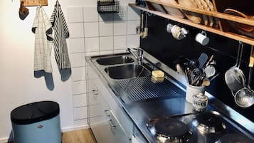 Fridge, oven, stovetop, coffee/tea maker