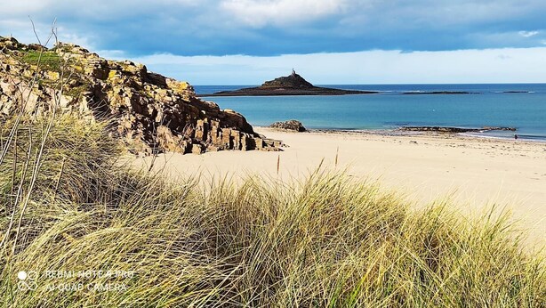 A coastal landscape with a rocky outcrop, beach, and clear sky. - Villa Armor Azur - ERQUY (ERQUY)