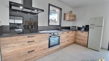 Jääkaappi, mikroaaltouuni, uuni, liesi