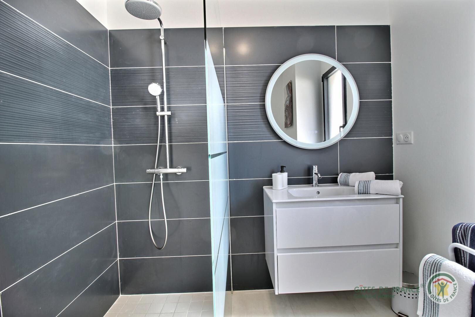 Douche, sèche-cheveux, serviettes fournies