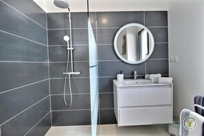 Shower, hair dryer, towels - Villa Armor Azur - ERQUY (ERQUY)