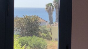 A window with a view of the ocean and palm trees. - VILLA WITH POOL 5 MINUTES FROM THE BEACH (TORREGUADIARO)