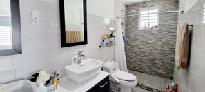 Dusche, Haartrockner, Bidet, Handtücher