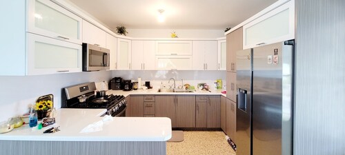 Luxurious Apartment Near Beaches, 2nd floor only.