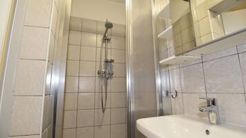 Departamento, 1 cama Queen size, para no fumadores, cocineta | Baño | Regadera, secadora de cabello, toallas