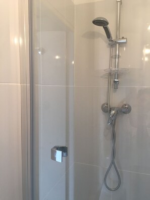 Een haardroger, handdoeken, zeep, toiletpapier
