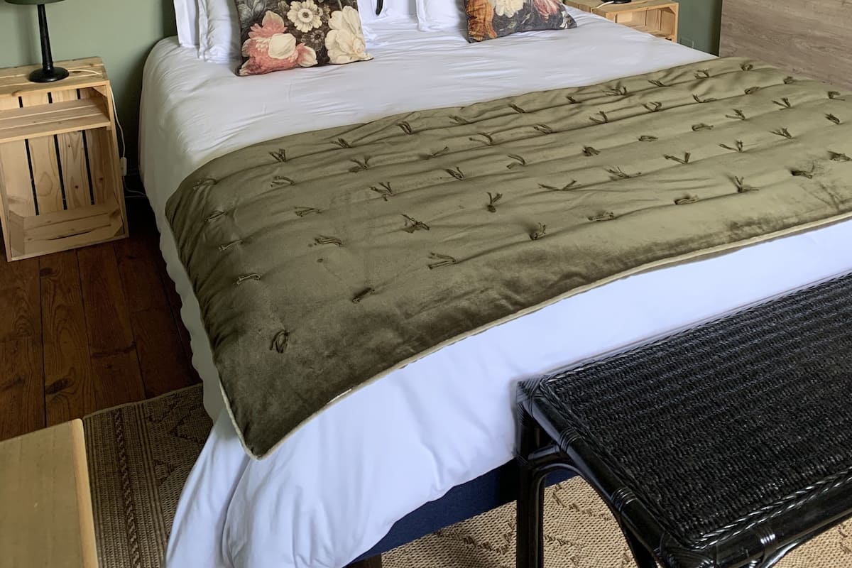 传统客房, 1 张大床, 私人浴室, 花园景观 | 隔音、免费 WiFi、床单
