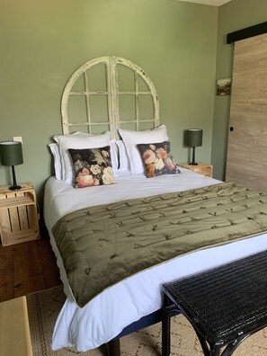 Chambre Tradition, 1 grand lit, salle de bains privée, vue jardin