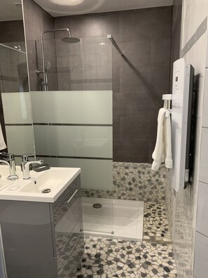 Habitación exclusiva, 1 cama Queen size, para no fumadores, vista a la montaña | Baño