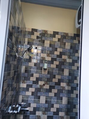 Douche, articles de toilette (gratuits), serviettes fournies, savon