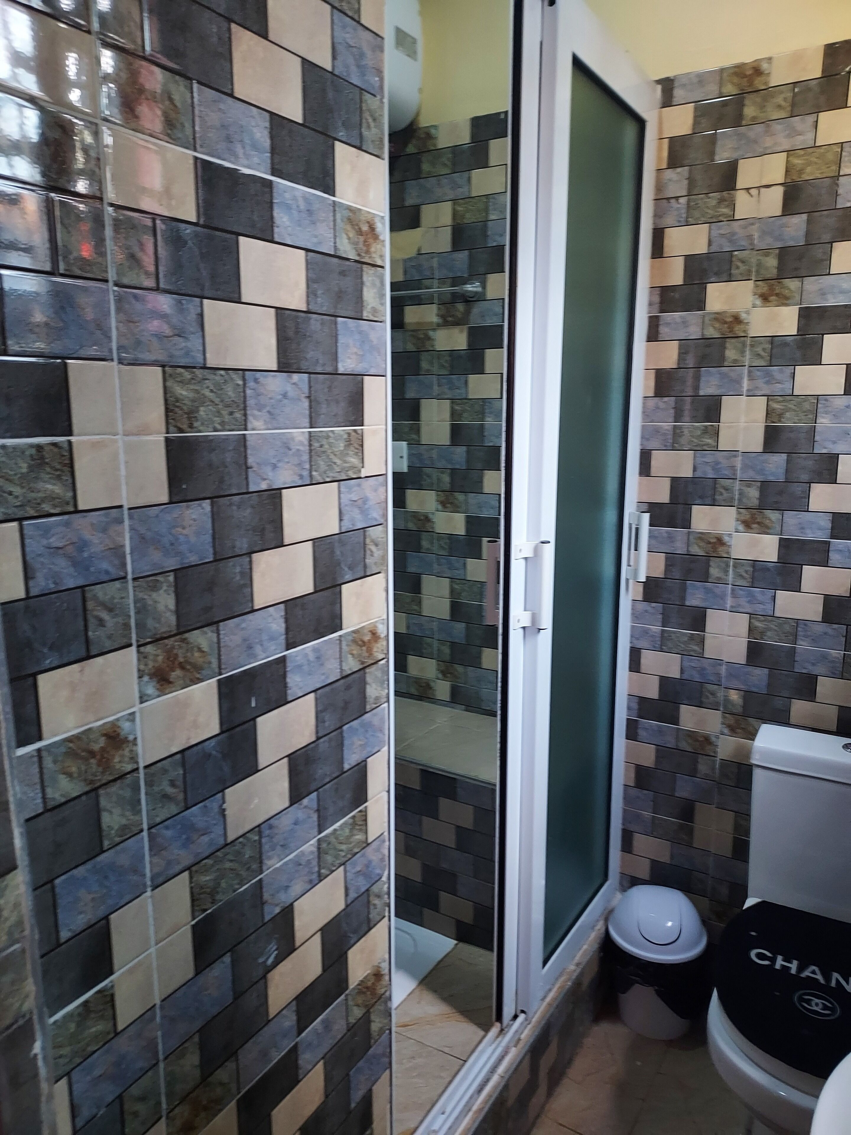 Ducha, artículos de higiene personal gratuitos, toallas y jabón