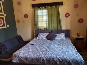 Madiba Suite | Individually decorated, individually furnished, iron/ironing board - Phoenix  Lodge  (Accra)