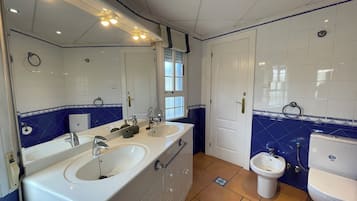 Signature-sviitti | Kylpyhuone | Suihku, ilmaiset hygieniatuotteet, hiustenkuivaaja, tohvelit