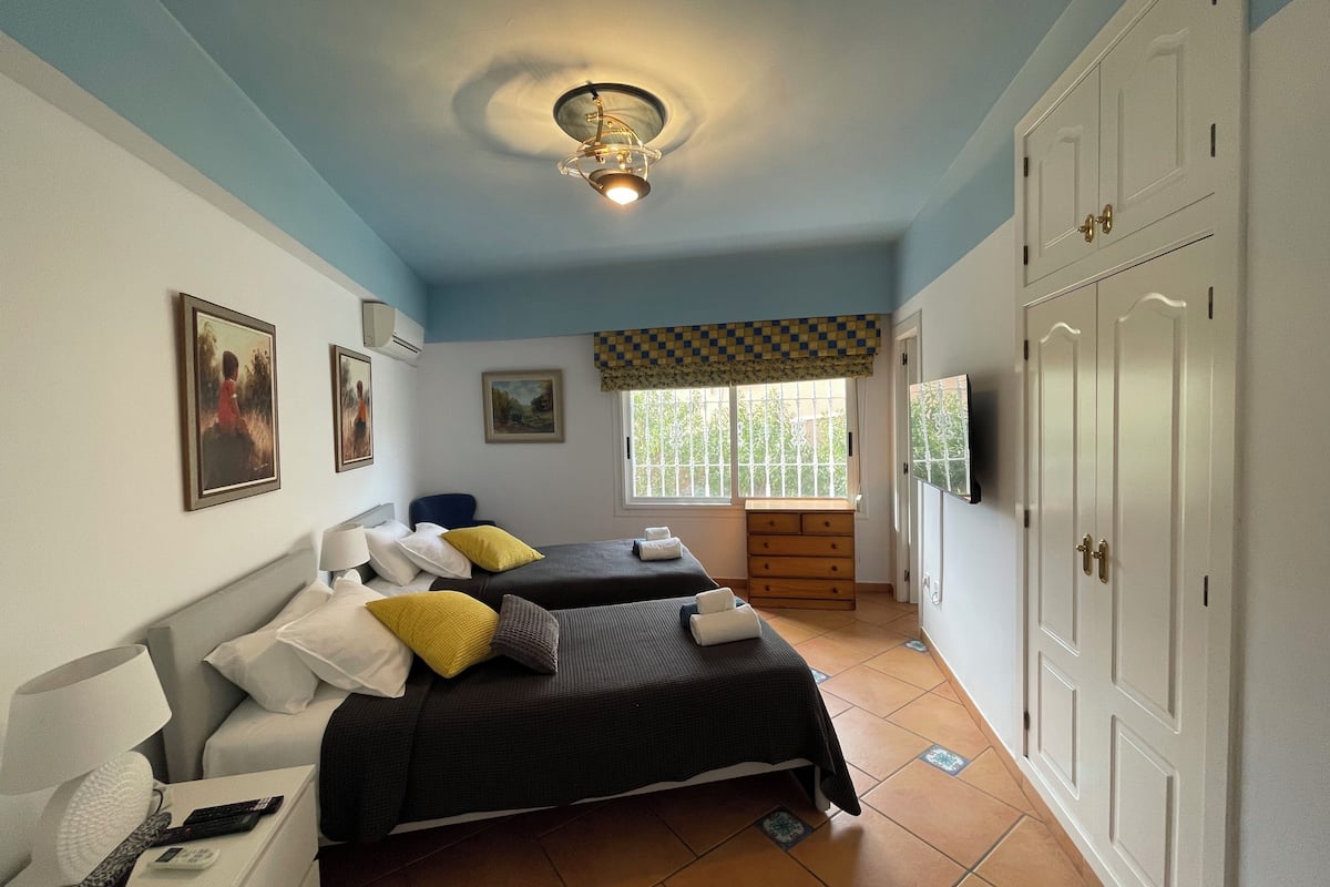 10/11 Family Suite, 2 bedrroms (4) | Premium bedding, in-room safe, soundproofing, iron/ironing board