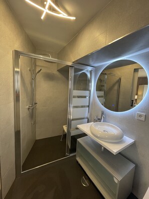 1. Elsa - Double or Twin Room - Accessible | Bathroom | Shower, free toiletries, hair dryer, slippers