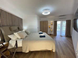 6. Emelie - Deluxe Double Room | Premium bedding, in-room safe, soundproofing, iron/ironing board - Annas Garden (Torrevieja)