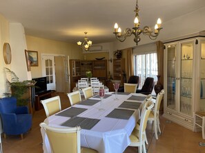 En 50-tommers smart-TV med førsteklasses TV-kanaler samt TV