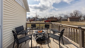 A deck with a fire pit and outdoor seating. - Starved Rock & Ottawa Retreat Amazing Getaway Home (Ottawa)