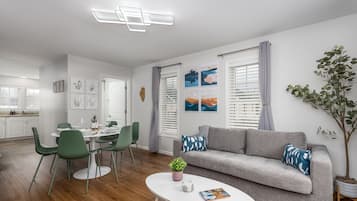 Smart-TV, Kamin, Bücher