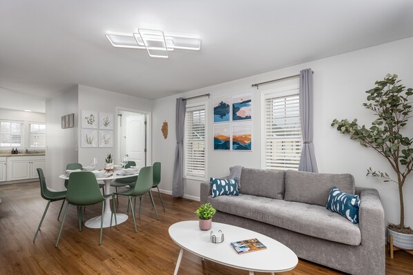 Smart-TV, Kamin, BĂŒcher