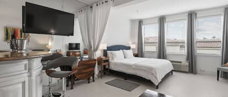 1 habitación, tabla de planchar con plancha y cuna de viaje