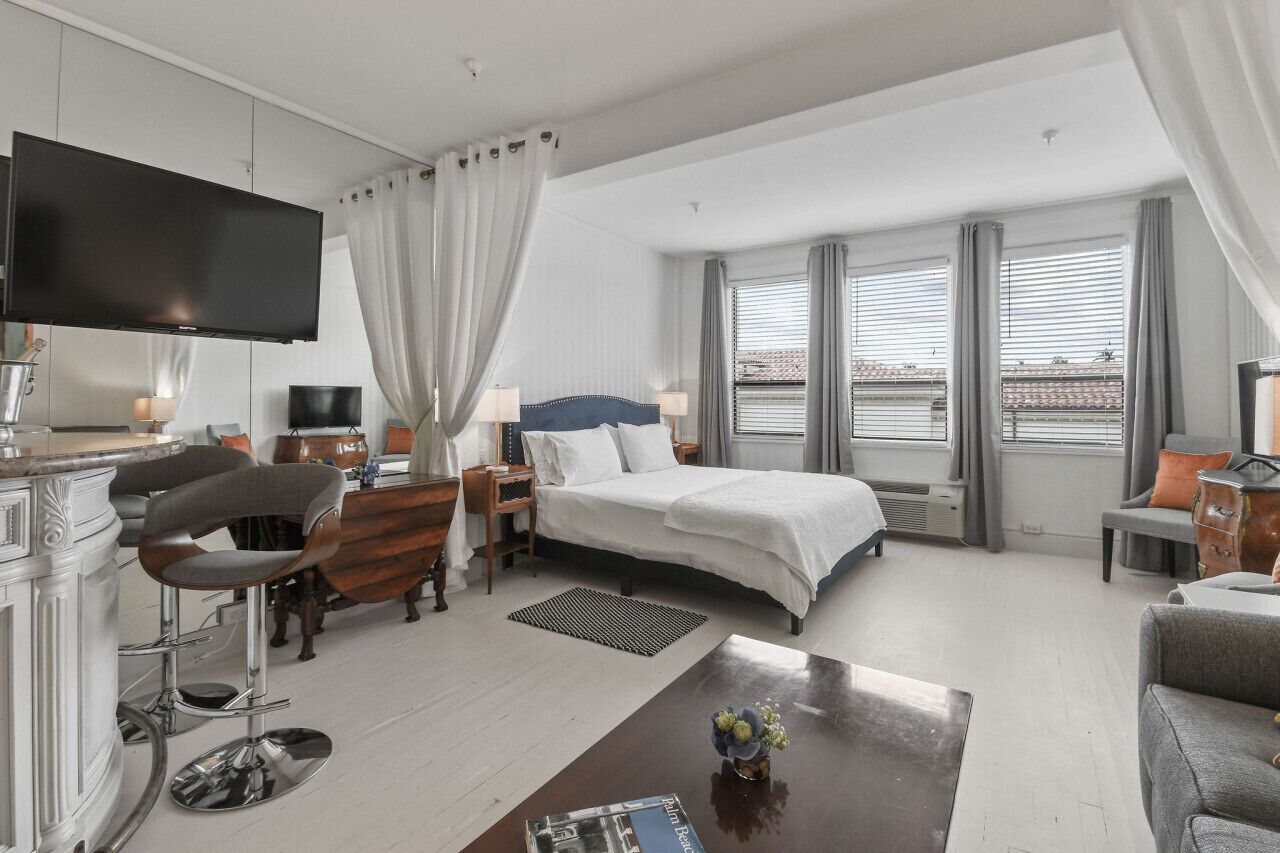 1 quarto, ferros/tábuas de passar roupa, berço de viagem