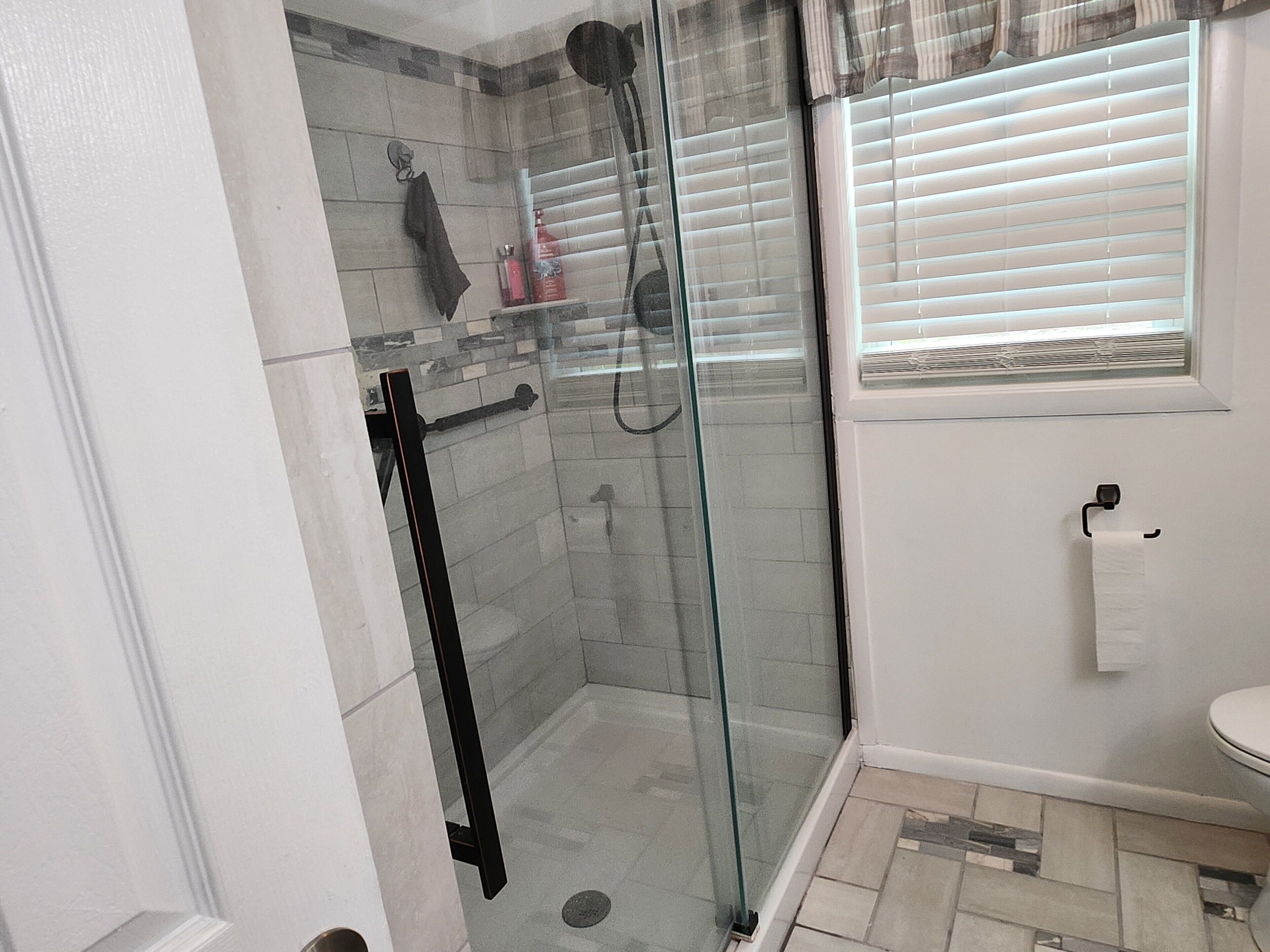 Douche, sèche-cheveux, serviettes fournies, savon