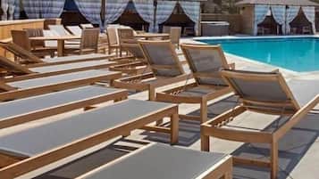 Alberca al aire libre y alberca climatizada