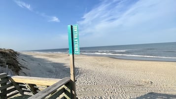 Plage à proximité, chaises longues, serviettes de plage