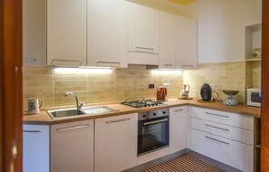 Kühlschrank, Mikrowelle, Herdplatte, Kochgeschirr/Geschirr/Besteck