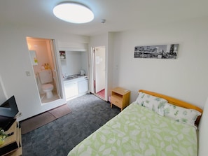 1 chambre, bureau, draps fournis