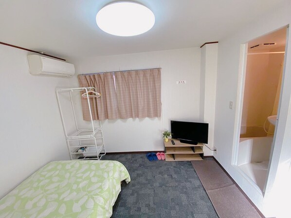 1 bedroom, desk, bed sheets