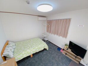 1 Schlafzimmer, Schreibtisch, Bettwäsche