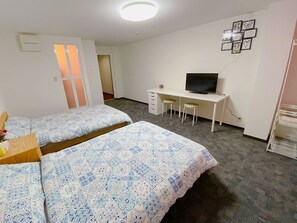 1 bedroom, desk, bed sheets - 201 Large twin room - Large twin room 201 / Osaka Ōsaka (Osaka)
