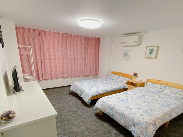 1 bedroom, desk, bed sheets