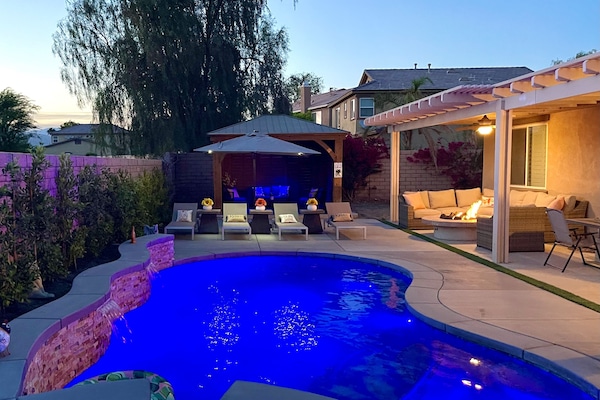 Una piscina al aire libre, una piscina climatizada