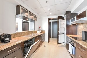 Kjøleskap, mikrobølgeovn, ovn og kaffetrakter/tekoker