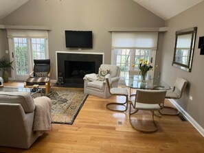 Smart TV, chimenea, tenis de mesa y estéreo